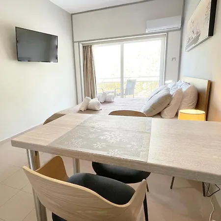 Rhodes Central: King Bed Studio *