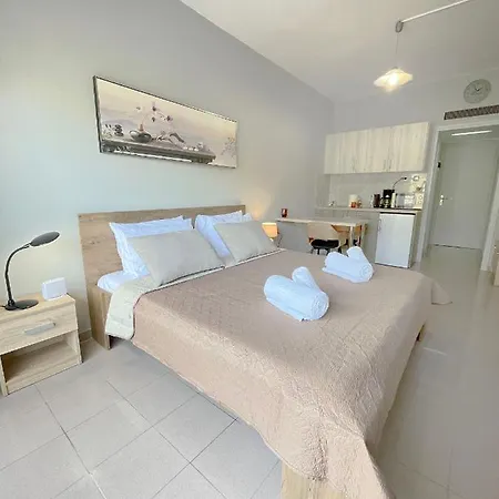 Rhodes Central: King Bed Studio *