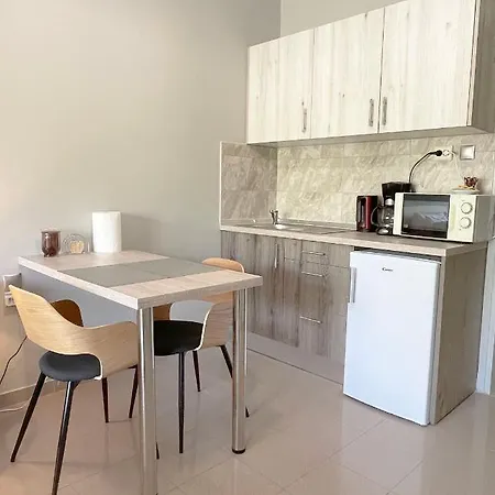 Rhodes Central: King Bed Studio Apartament