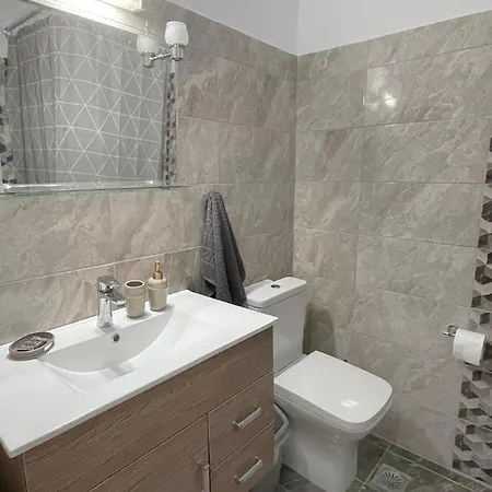 Rhodes Central: King Bed Studio Апартаменти *