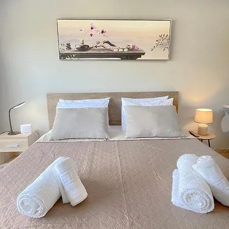 Rhodes Central: King Bed Studio